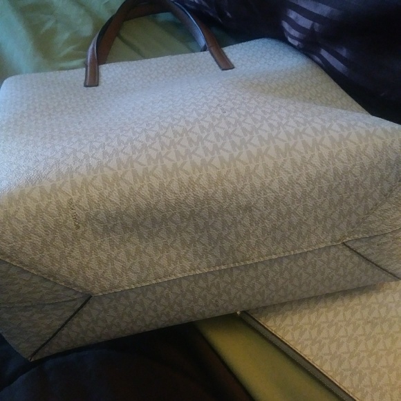 Authentic Michael Kors Tote With Matching Wristlet - Picture 2 of 3